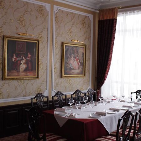 Kaiser Hotel チェルニウツィー エクステリア 写真