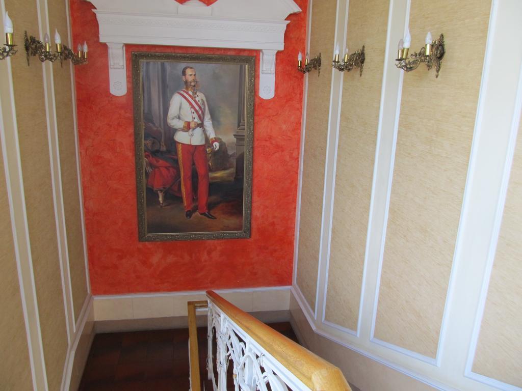 Kaiser Hotel チェルニウツィー エクステリア 写真