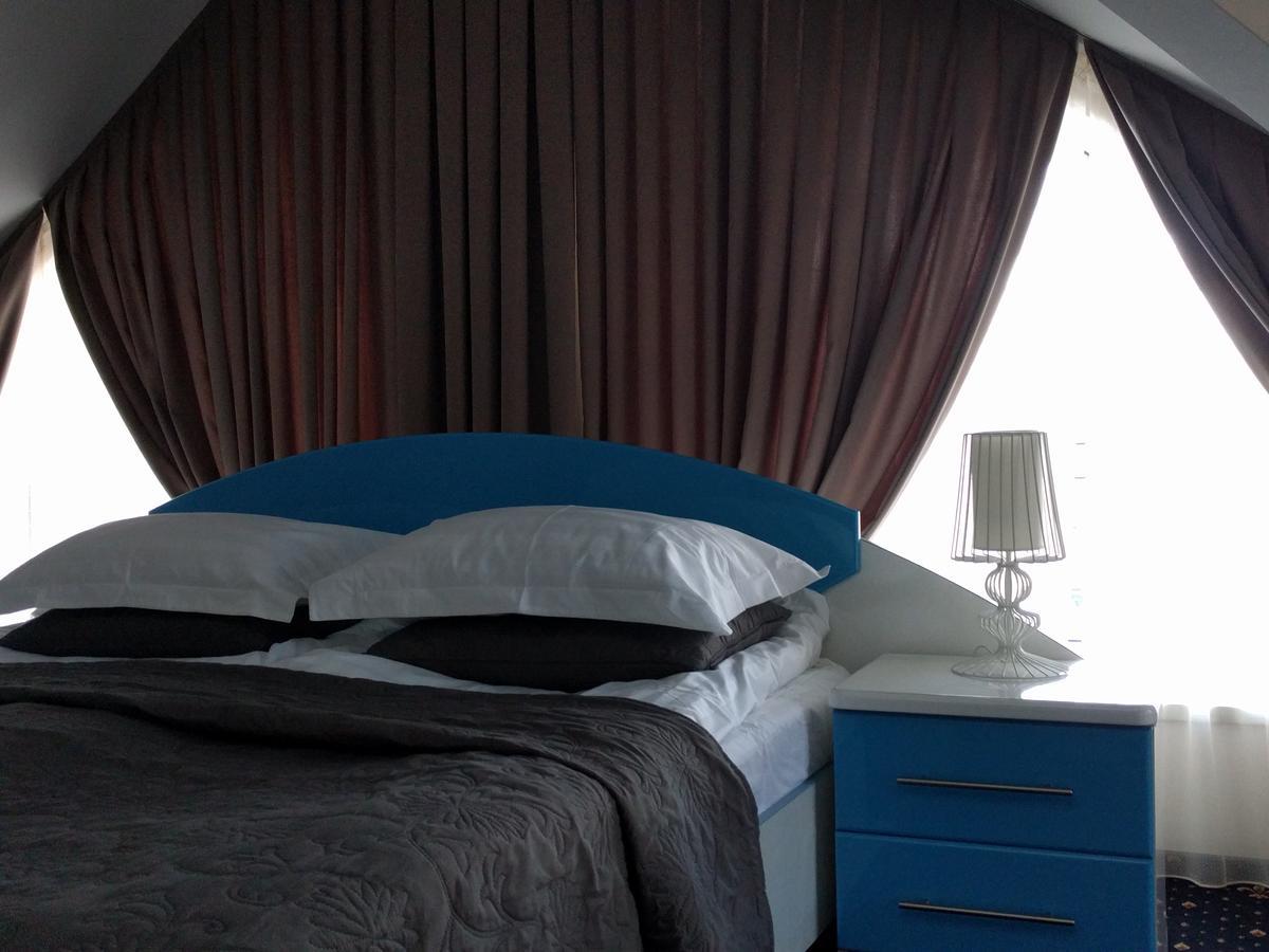 Kaiser Hotel チェルニウツィー エクステリア 写真