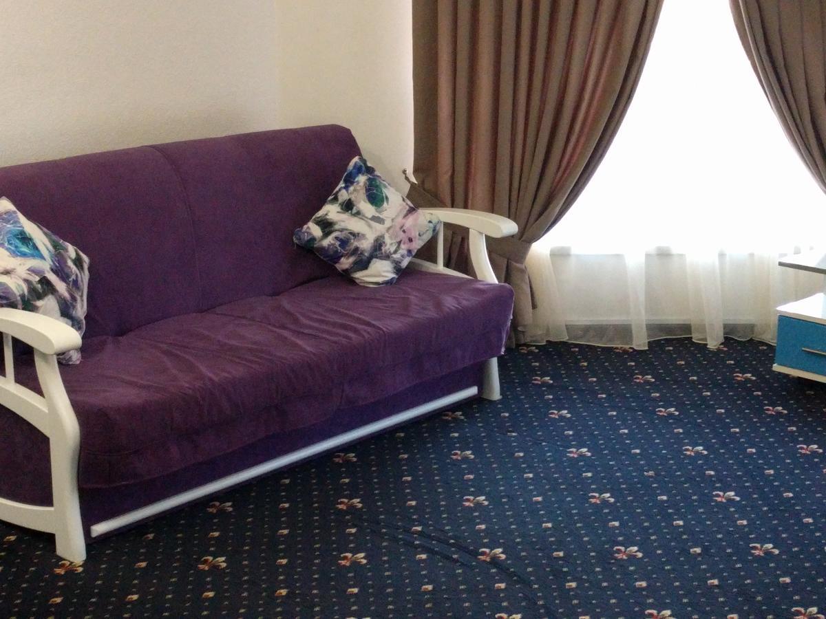 Kaiser Hotel チェルニウツィー エクステリア 写真