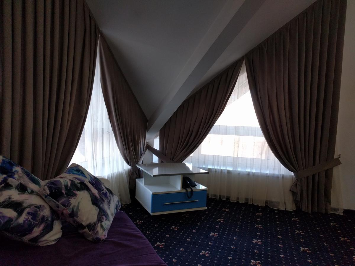 Kaiser Hotel チェルニウツィー エクステリア 写真